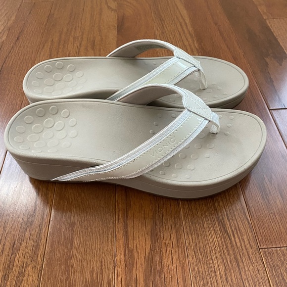 Vionic sandals cream size 6 - Picture 2 of 3